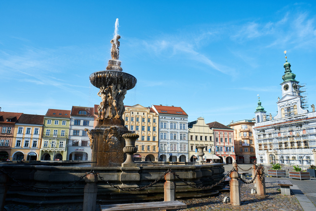 Samsonbrunnen mit Blick auf den Hauptplatz | Budweis, Tschechoslowakei - June 16, 2022: Samsonbrunnen mit Blick auf den Hauptplatz. - Realisiert mit Pictrs.com