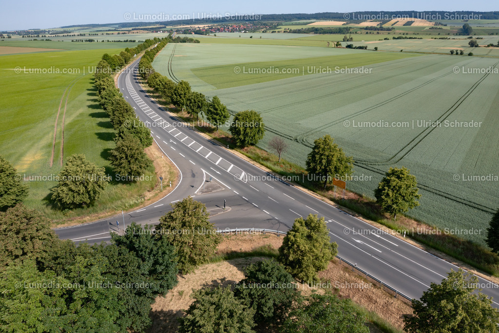 10049-51674 - Straße bei Halberstadt | Stockfoto und Bilderpool mit Bildmaterial aus Deutschland, dem Harz, Halberstadt, Quedlinburg, Wernigerode und weltweit. Qualitativ hochwertige und professionelle Fotos anschauen und kaufen. - Realisiert mit Pictrs.com