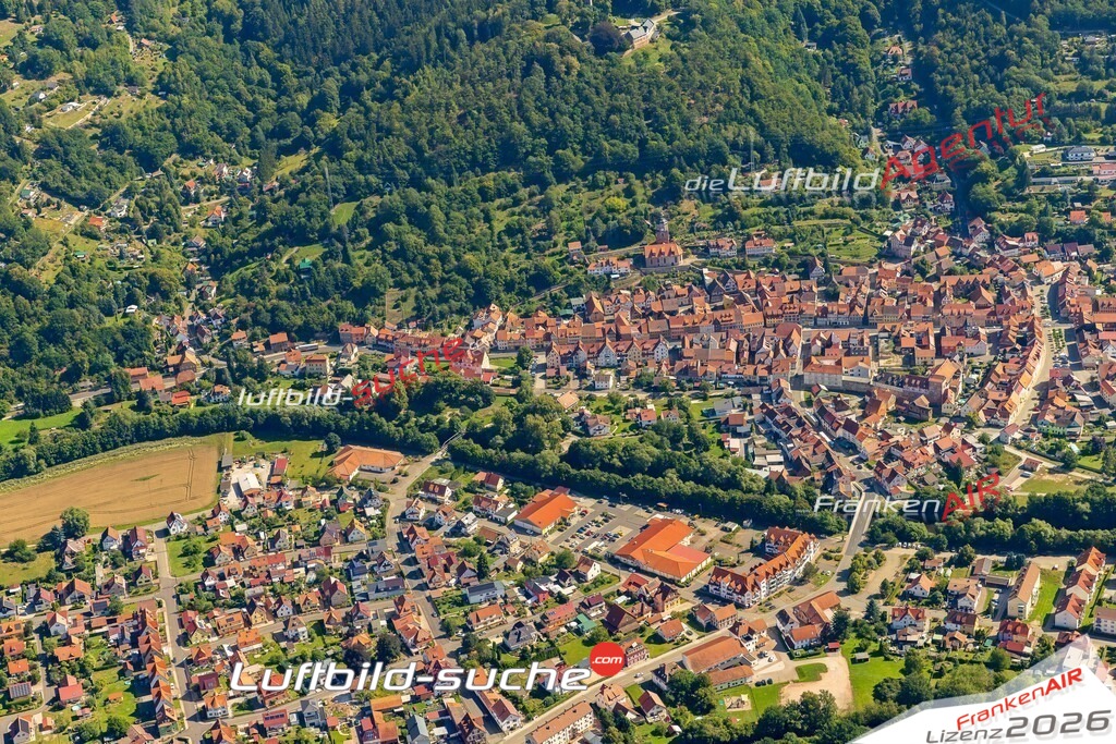Luftbild der Stadt Wasungen - Das Luftbild wurde 2025 vom UL-Flugzeug heraus erstellt ( keine Drohnenaufnahme ) - Hochauflösende Luftaufnahme - für Wandbilder und großformatige Ausdrucke geeignet. Das besondere Geschenk!Hier alle&nbsp;Infos zur Lizenzierung der LuftaufnahmeWir fliegen auch dieses Jahr wieder in Ihre Region um Luftbilder zu erstellen.- Luftbild anfragen