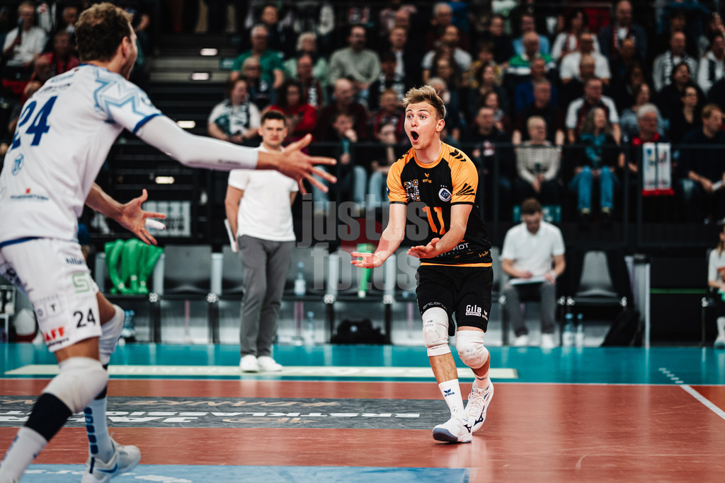 Volleyball | Herren | Saison 2024/2025 | 1. Volleyball Bundesliga Männer | Halbfinale | SVG Lüneburg vs. VfB Friedrichshafen | 05.04.2025 | Leonard Lenny Graven (#17, VfB Friedrichshafen) jubelt
