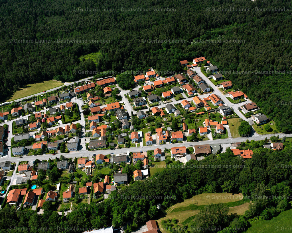 2600844 | HARTFELD 09.06.2006 Wald- Gebiete und Forstflächen umsäumen das Siedlungsgebiet des Dorfes in Hartfeld im Bundesland Bayern, Deutschland // Village - view on the edge of forested areas in Hartfeld in the state Bavaria, Germany Foto: Gerhard Launer