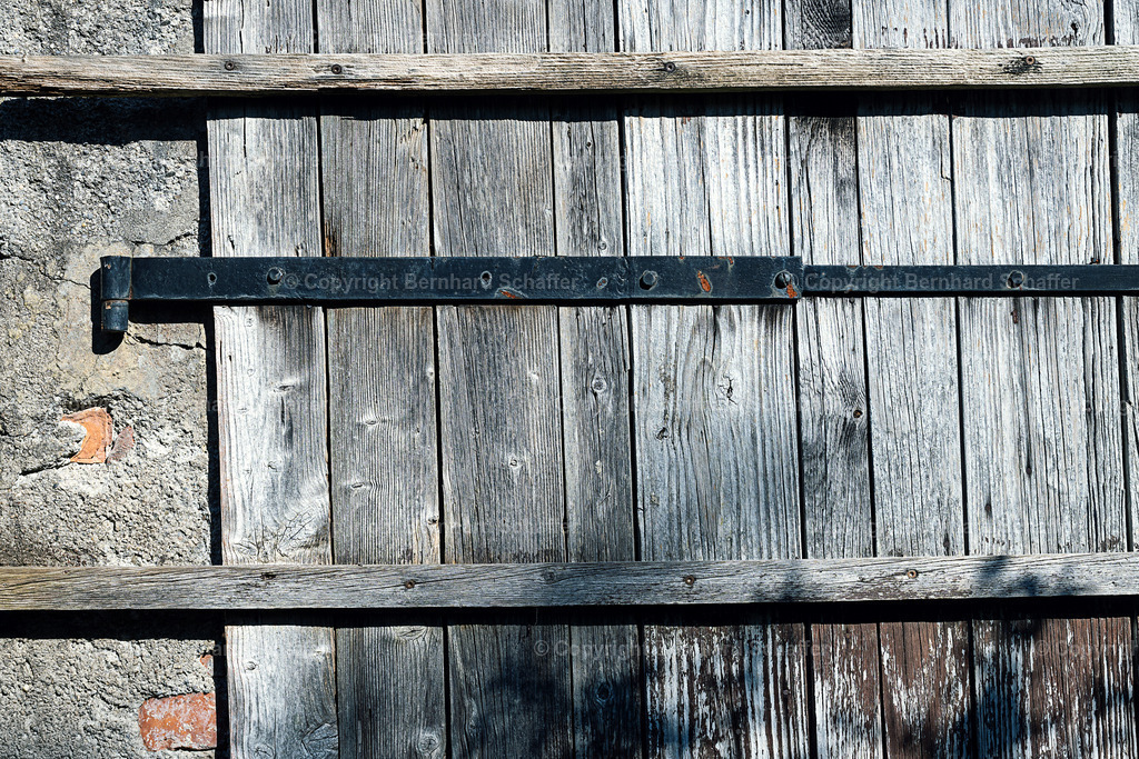 Bretterwand | Alte Tür aus Holzbrettern, an einer Wand befestigt. - Realisiert mit Pictrs.com