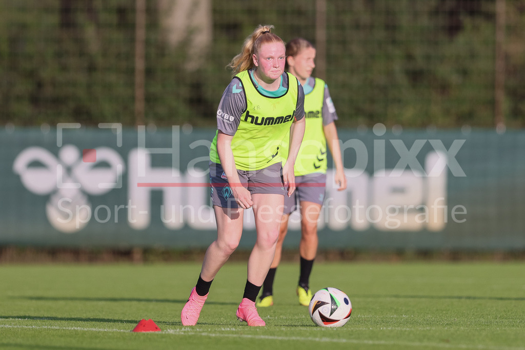 Fussball, Google Pixel Frauen-Bundesliga, Training SV Werder Bremen | v.li.: Jette Behrens (SV Werder Bremen, 39) am Ball, Einzelbild, Ganzkörper, Aktion, Action, Spielszene