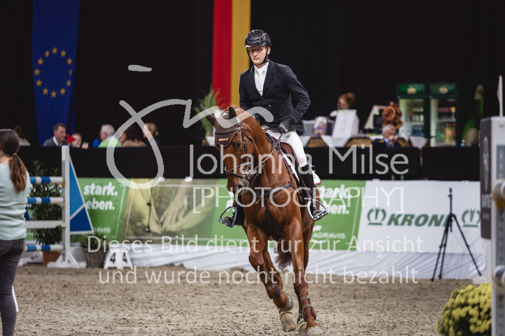 231028_Oldenburg_S1-Spr_Amateure-125 | Deine schönsten Turniermomente als professionelle Fotos! Entdecke hochwertige Pferdesport-Fotografie im Online-Shop. Jetzt Fotos finden & bestellen!