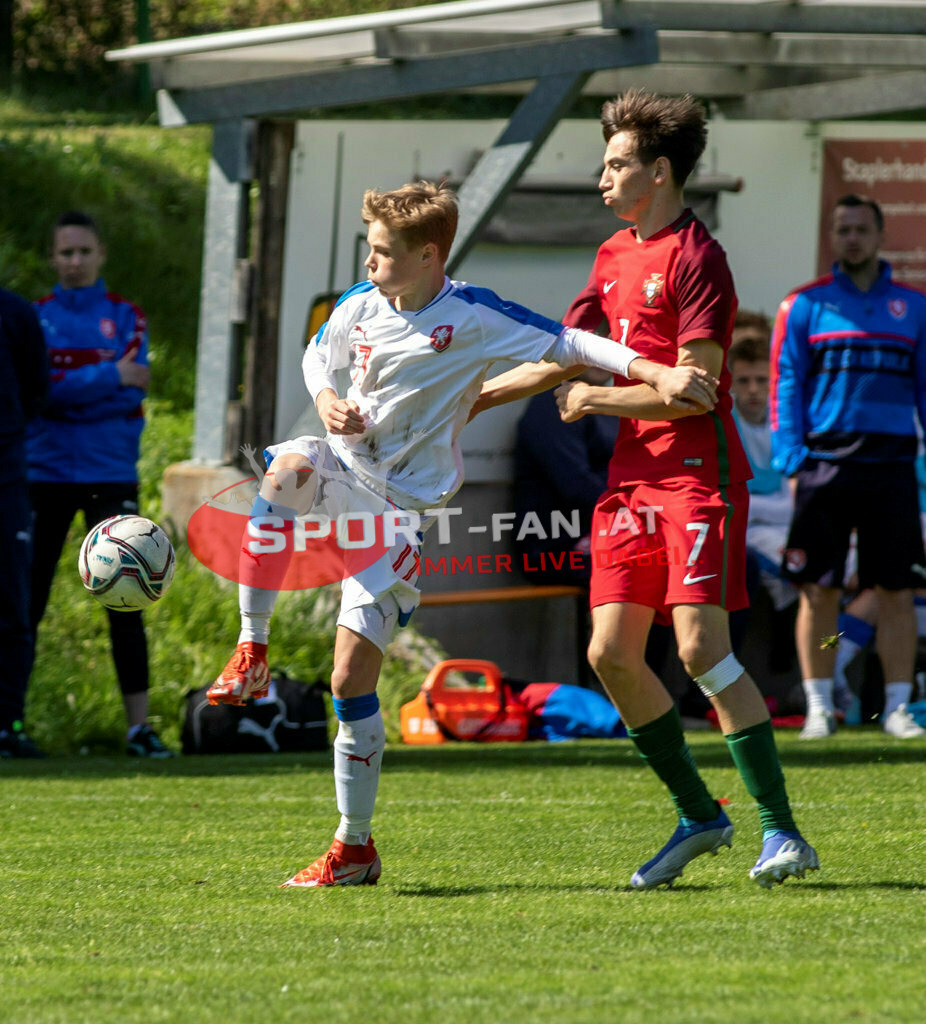 Portugal  U15 -Czech Republic U15 | KRYSTOF CIZEK (Czech Republic #17) EDUARDO FERNANDES (Portugal #7) ; Portugal  U15 -Czech Republic U15 am 29.04.2022 in Arnoldstein
(Sportplatz), AUSTRIA, (Photo by Ernst Krawagner sport-fan.at) - Realisiert mit Pictrs.com