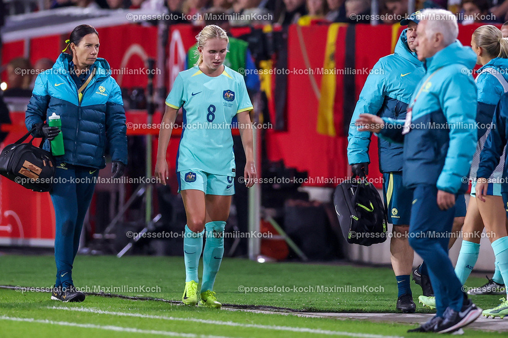 DFB28102401024 | 28.10.2024, Fußball Länderspiel Frauen, Deutschland - Australien, Schauindland-Reisen-Arena Duisburg, Saison 2024 2025: Kaitlyn Torpey (AZN #8) muss verletzt Verletzung das Spielfeld verlassen
