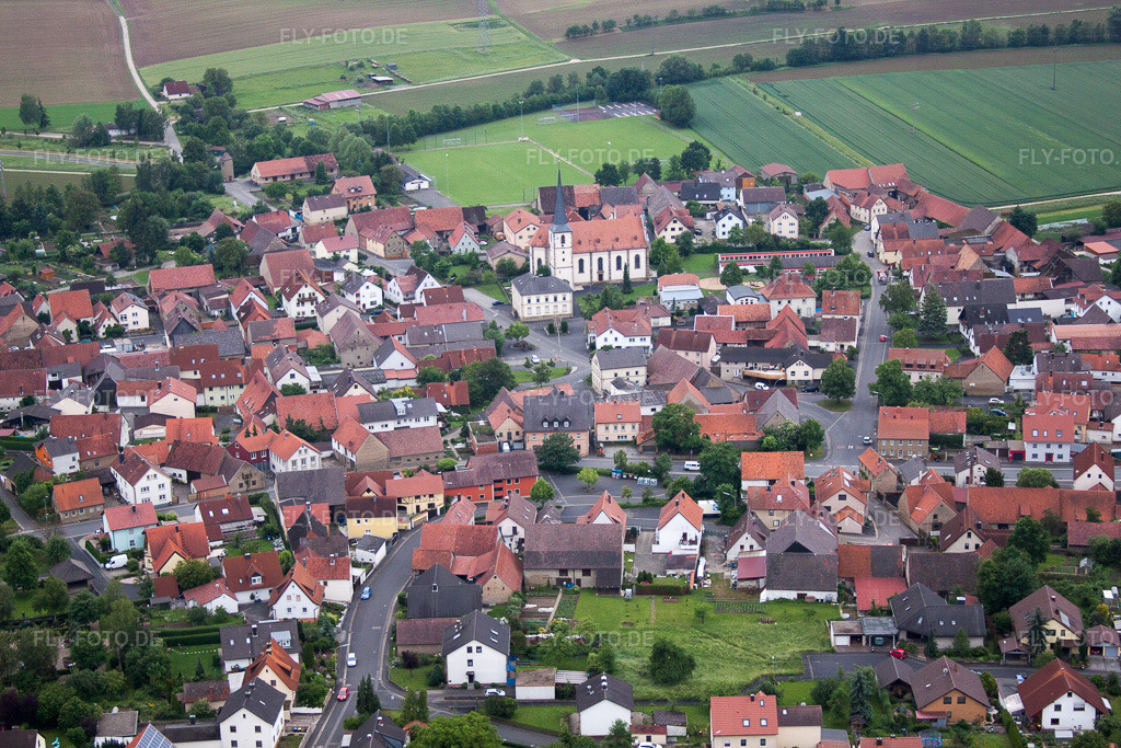Luftbild: Dorfansicht im Ortsteil Zeuzleben in Werneck im Bundesland Bayern in Deutschland.Foto: IMG_66102.jpg vom 30.05.2014 durch Werner Riehm/FLY-FOTO.deAuflösung des Originals: 4752 x 3168 px
