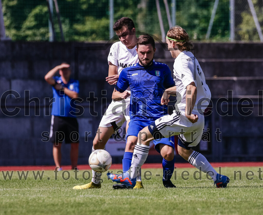 2023-09-02_006_SG_Markt_Schwaben_gegen_TSV_Hohenbrunn | Markt Schwaben, Deutschland, 02.09.2023:
Fußball, Kreisklasse 2023 / 2024, 3. Spieltag, (SG) Markt Schwaben gegen TSV Hohenbrunn, Endergebnis: 2:0

Herman Zhyvotov (SG Markt Schwaben, #17), Matthias Prock (TSV Hohenbrunn, #2), Elias Kinne (SG Markt Schwaben, #4)

Foto: Christian Riedel / fotografie-riedel.net