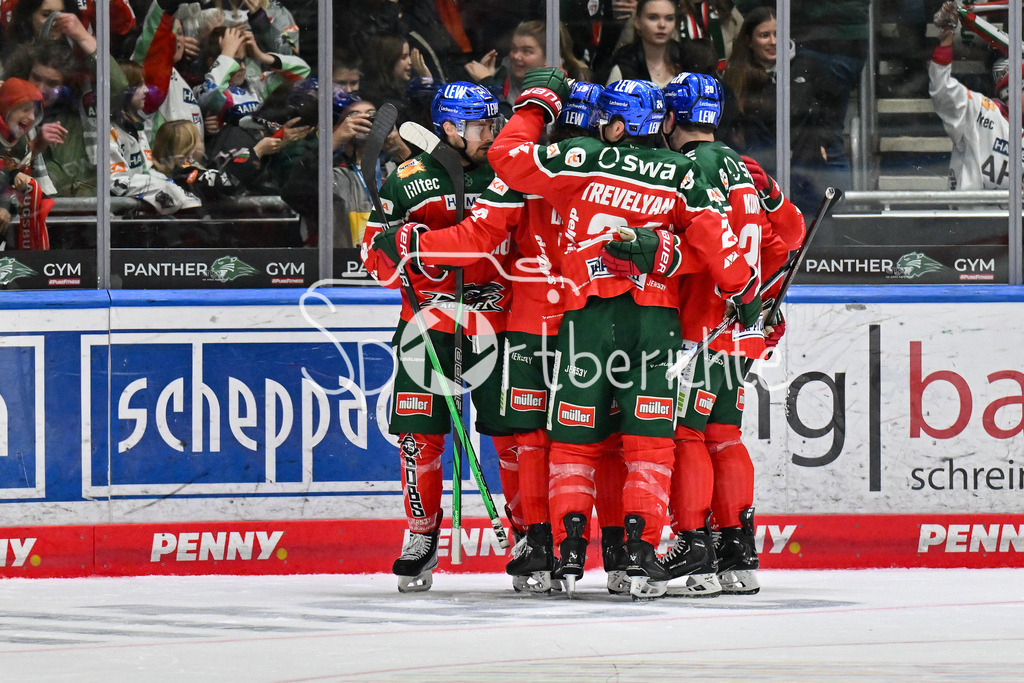 Augsburger Panther - Löwen Frankfurt | Jubel der Panther nach dem Treffer zum 4-1 durch Nolan ZAJAC (Augsburger Panther #44) / Freude / Happy / Tor / Torschuezte / DEL: Augsburger Panther - Löwen Frankfurt, Curt Frenzel Stadiom am 11.10.2024