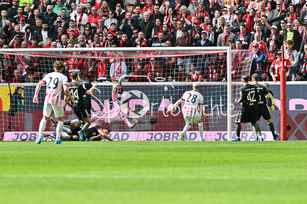 SC Freiburg - FC Bayern München | FREIBURG, GERMANY - 04. APRIL: in dieser Szene kann Manuel NEUER (FC Bayern Munich 1) einen Kopfball halten während dem Bundesligamatch zwischen dem SC Freiburg und dem FC Bayern München am 28. Spieltag im Europa-Park Stadion / DFL REGULATIONS PROHIBIT ANY USE OF PHOTOGRAPHS AS IMAGE SEQUENCES AND/OR QUASI-VIDEO