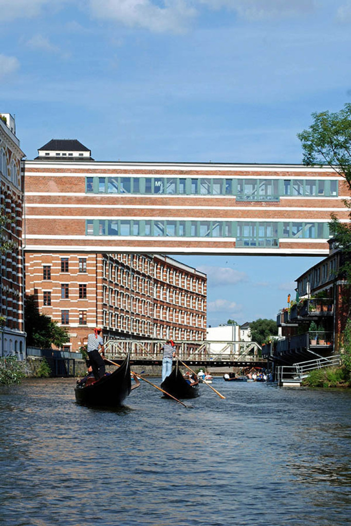 Foto: Leipzig - Buntgarnwerke - venezianische Gondeln auf der Weißen Elster- | Das Team hinter BILDLEXIKON LEIPZIG bündelt historische wie aktuelle Informationen über die Stadt Leipzig in Text und Bild auf einer Plattform und stellt diese der interessierten Öffentlichkeit zur Verfügung.