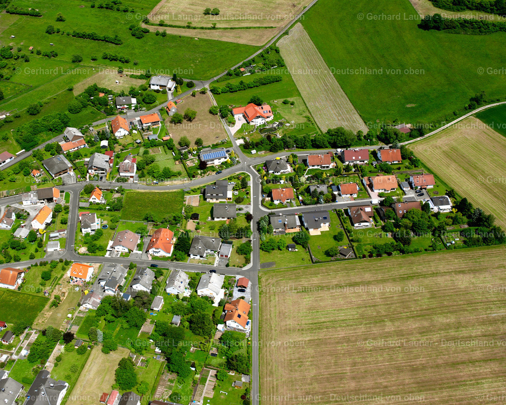 2614242 | GROß EICHEN 09.06.2006 Landwirtschaftliche Nutzflächen und Feldgrenzen  umsäumen das Siedlungsgebiet des Dorfes in Groß Eichen im Bundesland Hessen, Deutschland // Agricultural land and field boundaries surround the settlement area of the village  in Groß Eichen in the state Hesse, Germany Foto: Gerhard Launer