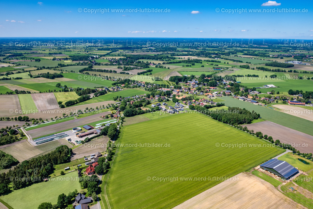 Ahrenswohlde_ELS_6446030622 | AHLERSTEDT 03.06.2022 Ortsansicht der Straßen und Häuser der Wohngebiete in Ahrensmoor Ost im Bundesland Niedersachsen, Deutschland. // Town View of the streets and houses of the residential areas in Ahrensmoor Ost in the state Lower Saxony, Germany. Foto: Martin Elsen