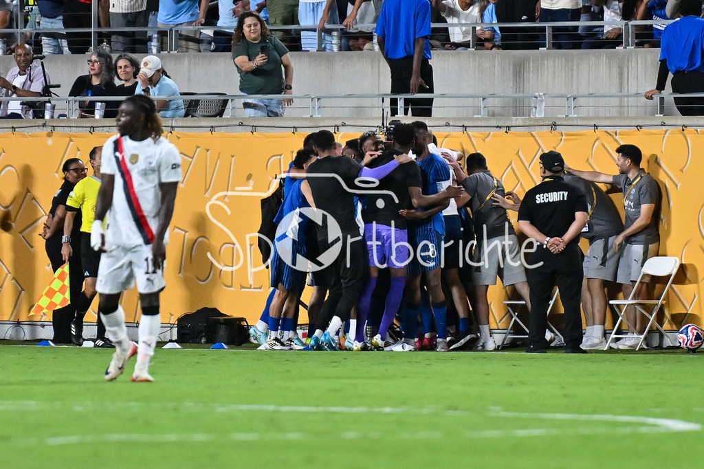 Manchester City - Al-Hilal SFC | Jubel von Al-Hilal nach dem Treffer zum 1-2 durch MALCOM (Al-Hilal 77) / Tor / Torschuetze / Freude / Happy / FIFA Club World Cup: Manchester City - Al-Hilal SFC, Camping World Stadium am 30.06.2025 / NOT FOR SALE IN USA