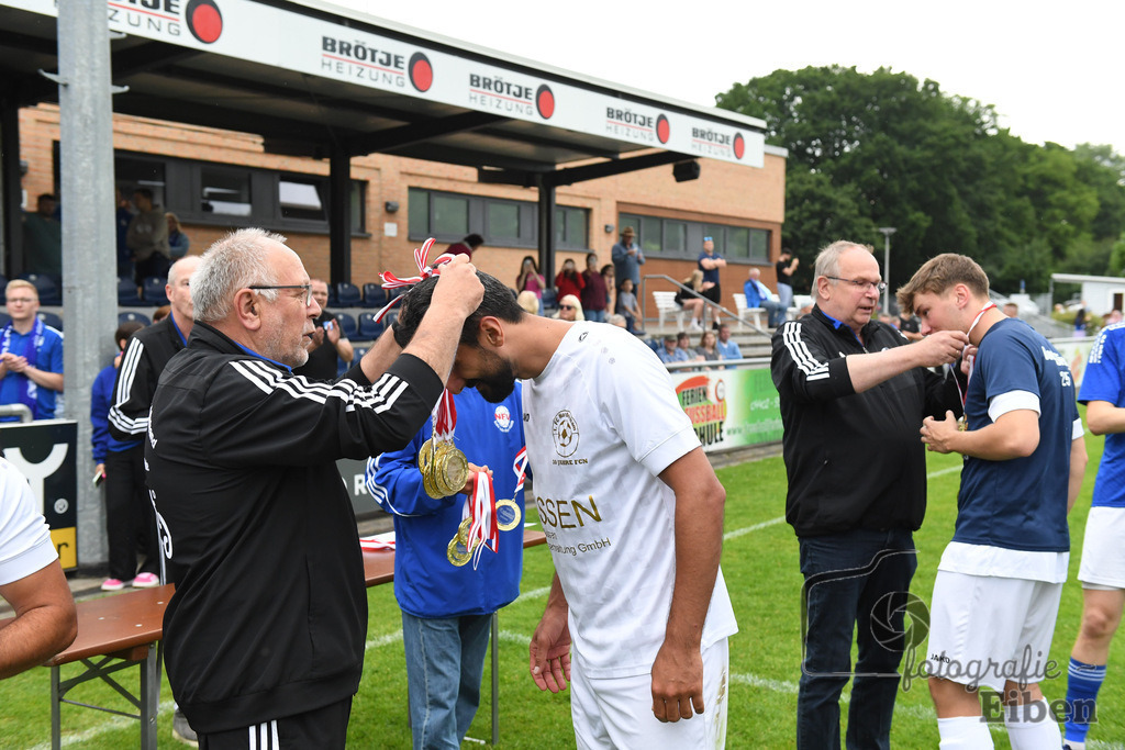 1. FC Nordenham-SV GOTANO | Kreispokal Finale Jade-Weser-Hunte 1. Mannschaften; 1.FC Nordenham (weiß)-SV GOTANO (blau) am 15.06.2025 in Rastede (Sportanlage Köttersweg), Photo: Philip Eiben 2025 - Realisiert mit Pictrs.com