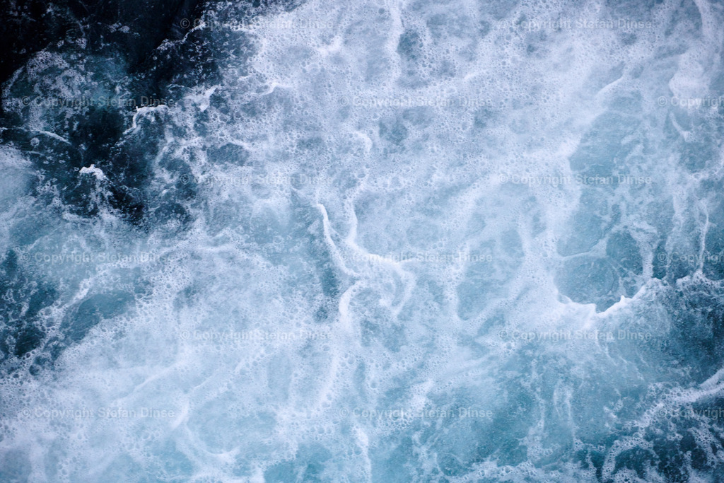 swirling water with air bubbles | swirling water with air bubbles - Realisiert mit Pictrs.com