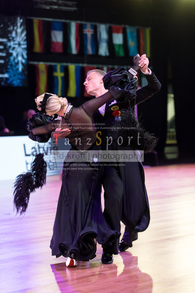 20241215_WDSF_Int_Open_Std-Riga-9793 | Tanzsportbilder, Standardtanz, Lateintanz, WDSF, DTV, LTVB, dancecomp, goc, hessen tanzt, blaues band der spree, walzer, tango, wiener walzer, slowfox, quickstepp, samba, rumba, cha-cha-cha, paso doble. jive, hd-kroft photography, turniertanzsport
