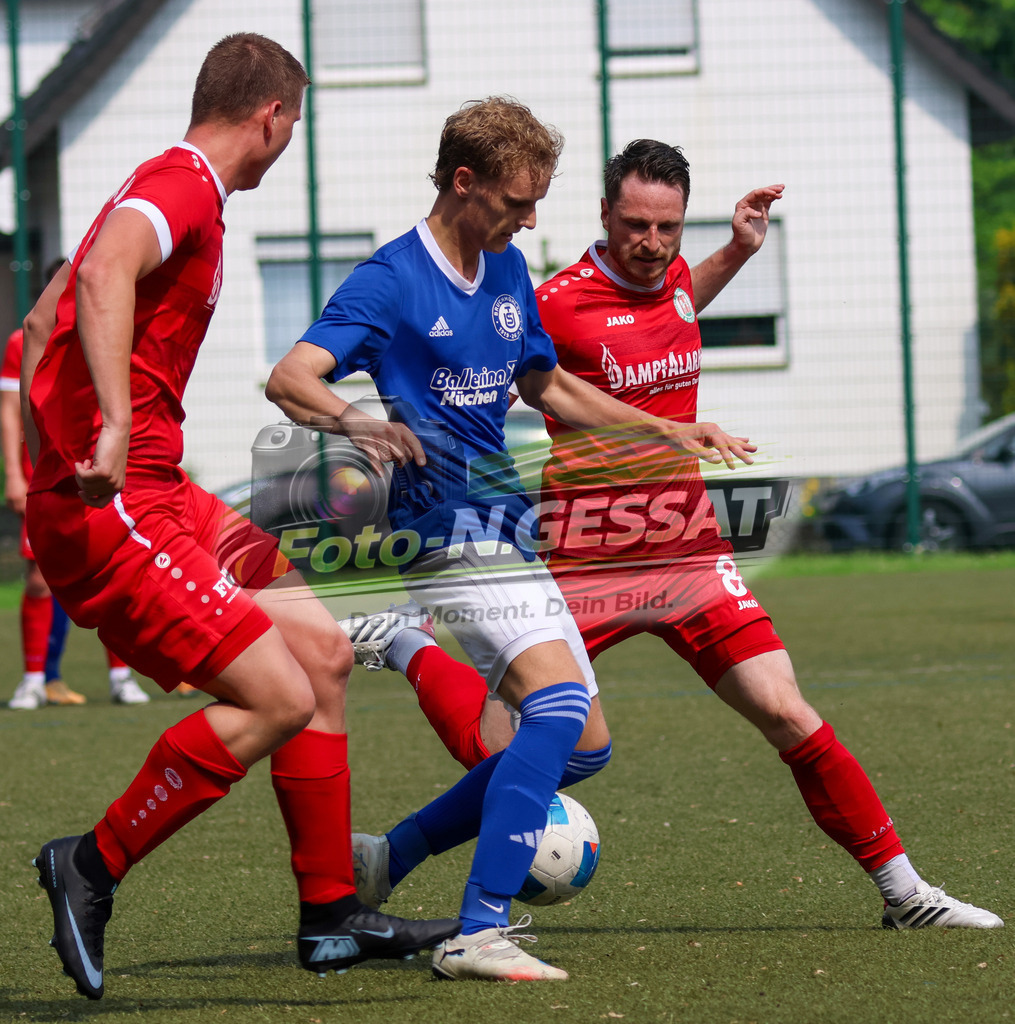 Bünder SV - TuS Bruchmühlen II | Auf dem Bild zu sehen: grün Bünder SV v.l.: Florian Seymer, Denis Müller ; blau TuS Bruchmühlen II: Sebastian Niebuhr Bünder SV, TuS Bruchmühlen II, Saison 25/26, Kreisliga A, Bünde, Deutschland - Realisiert mit Pictrs.com