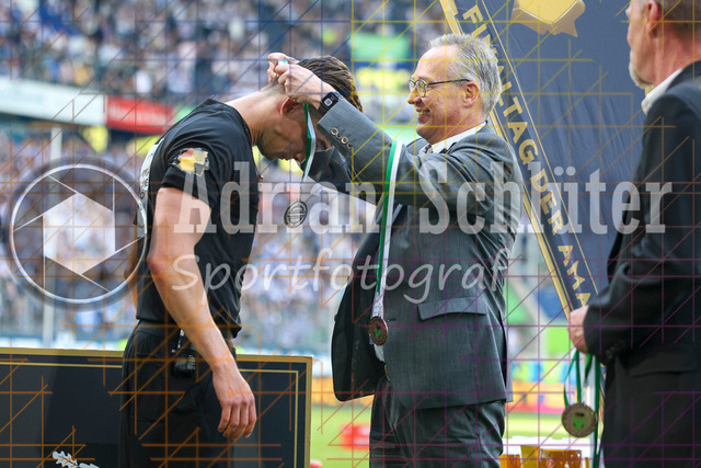 23.05.2026, GER, Fussball, Herren, Niederrheinpokal Finale, Saison 2025/2026, SC St. Tönis - MSV Duisburg | Schiedsrichter Jan Peter Weßels bekommt eine Medaille von Jürgen Kreyer