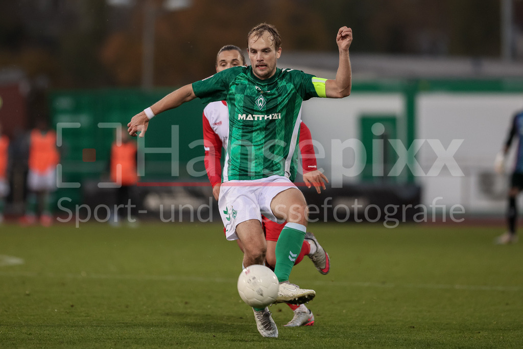 Fussball, Regionalliga Nord, SV Werder Bremen II - VfB Lübeck | v.li.: Cimo Röcker (SV Werder Bremen II, 5) bei der Ballannahme, Spielszene, Dynamik, Aktion, Action