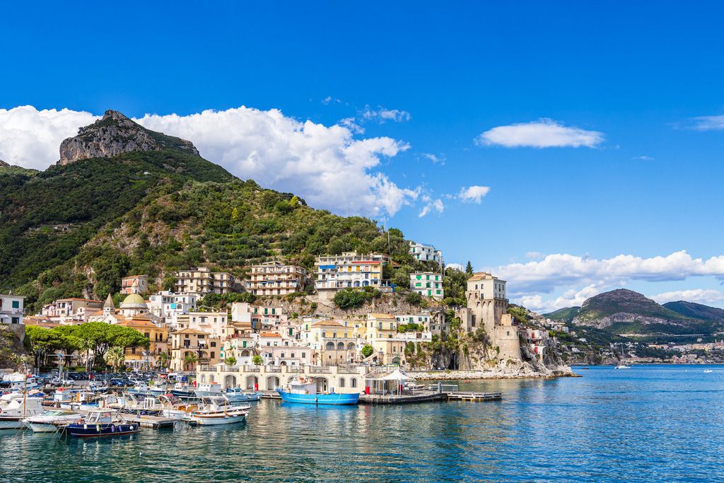 Blick auf Cetara an der Amalfiküste in Italien | Blick auf Cetara an der Amalfiküste in Italien.