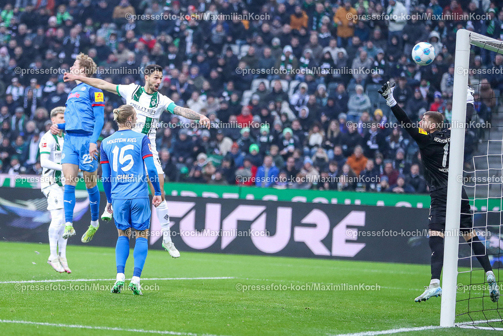 BMG14122401022 | 14.12.2024, Fußball, Borussia Mönchengladbach - Holstein Kiel, 1. Fußball Bundesliga, Borussia-Park, Saison 2024 2025: Torschütze Tim Kleindienst (Mönchengl. #11) trifft Kopfball Tor zum 1:0. Kopfballtor TorschussDFB regulations prohibit any use of photographs as image sequences and or quasi-video.