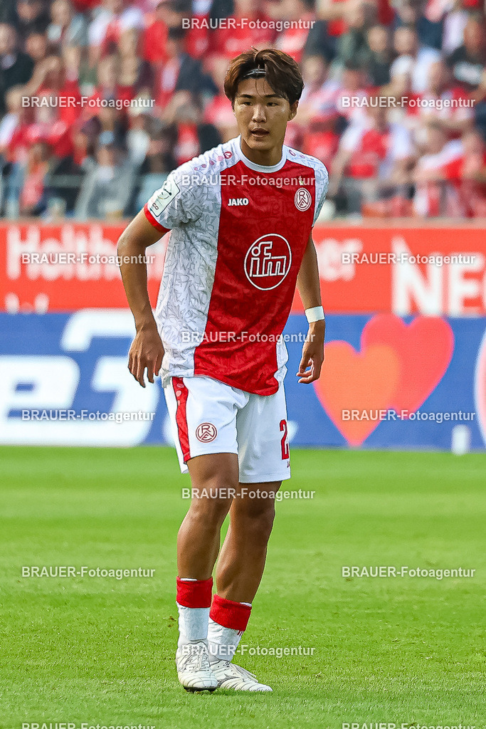 Rot-Weiss Essen - TSV 1860 München - 3.Liga | Essen, Deutschland, 01.08.2025Kaito Mizuta  (Rot-Weiss Essen) schautwährend des 3.Liga Spiels zwischen Rot-Weiss Essen- TSV 1860 München im Stadion an der Hafenstraße am 01.08.2025 in Essen. (Foto von Timo Bluhmki-Schmidt/ Brauer-Fotoagentur)
