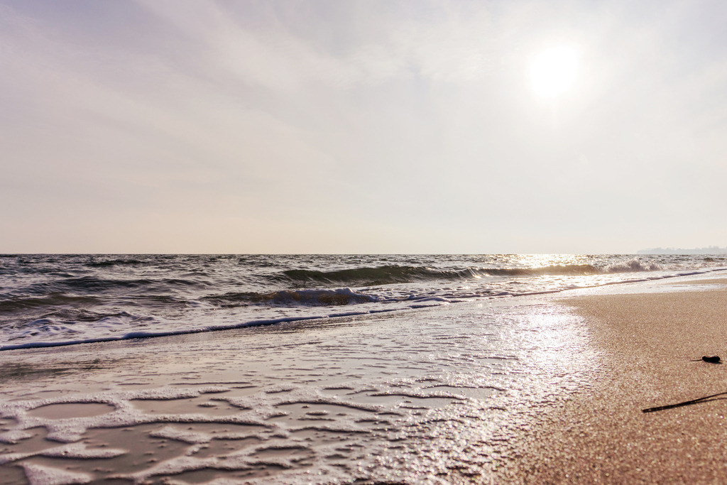 XXL Wandbild: Sonnenschein an der Ostsee | Dieses XXL Wandbild zeigt den Ostseestrand in schönem Sonnenschein. Das Licht der Sonne leuchtet auf die auslaufenden Wellen sowie auf den Strand.  - Realisiert mit Pictrs.com
