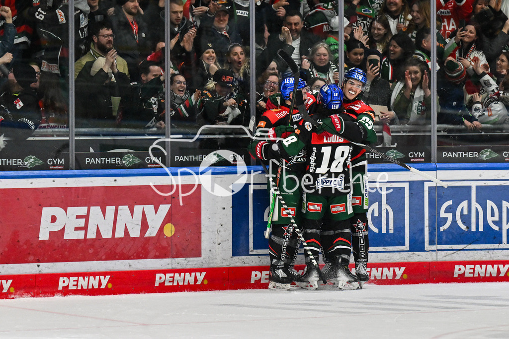 Augsburger Panther - Düsseldorfer EG | Jubel der Panther nach dem Treffer zum 5-1 durch Christian HANKE (Augsburger Panther #25) / Tor / Torschuetze / Freude / Happy / DEL: Augsburger Panther - Duesseldorfer EG, Curt Frenzel Stadion am 04.03.2025