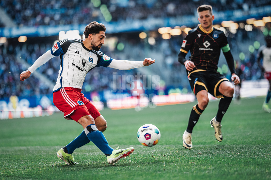 Fußball | Männer | Saison 2023/2024 | 2. Fußball-Bundesliga | 19. Spieltag | Hamburger SV vs. Karlsruher SC | 28.01.2024 | Immanuel Pherai (#10, HSV) spielt den Ball