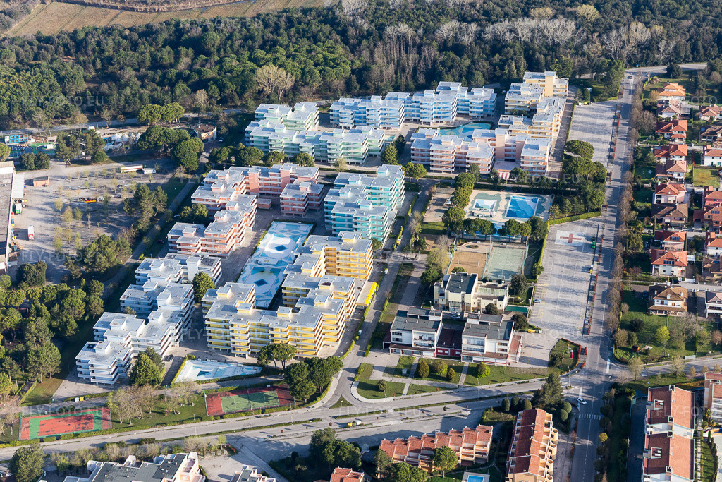 Vue aérienne: Vue de la ville à Bibione dans le département Vénétie, Italie. Photo: IMG_105713.jpg prise le 08/04/2018 par Werner Riehm/FLY-FOTO.euRésolution de l'original: 5472 x 3648 px