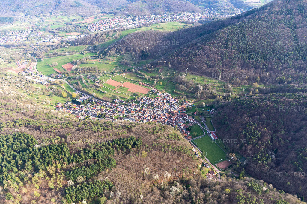 Luftbild: Gräfenhausen im Ortsteil Gräfenhausen in Annweiler im Bundesland Rheinland-Pfalz in Deutschland. Foto: IMG_131116.jpg vom 12.04.2022 durch Werner Riehm/FLY-FOTO.deVerbandsgemeinde Annweiler am Trifels