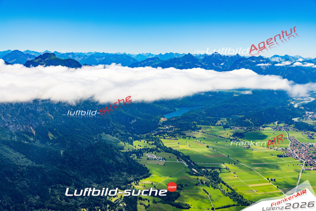 Die Luftaufnahme Hohenschwangau - Schwangau wurde 2022 vom Flugzeug aus (keine Drohne) erstellt. Hohe Auflösung -für große Poster und Wandbilder geeignet - Garantiert!