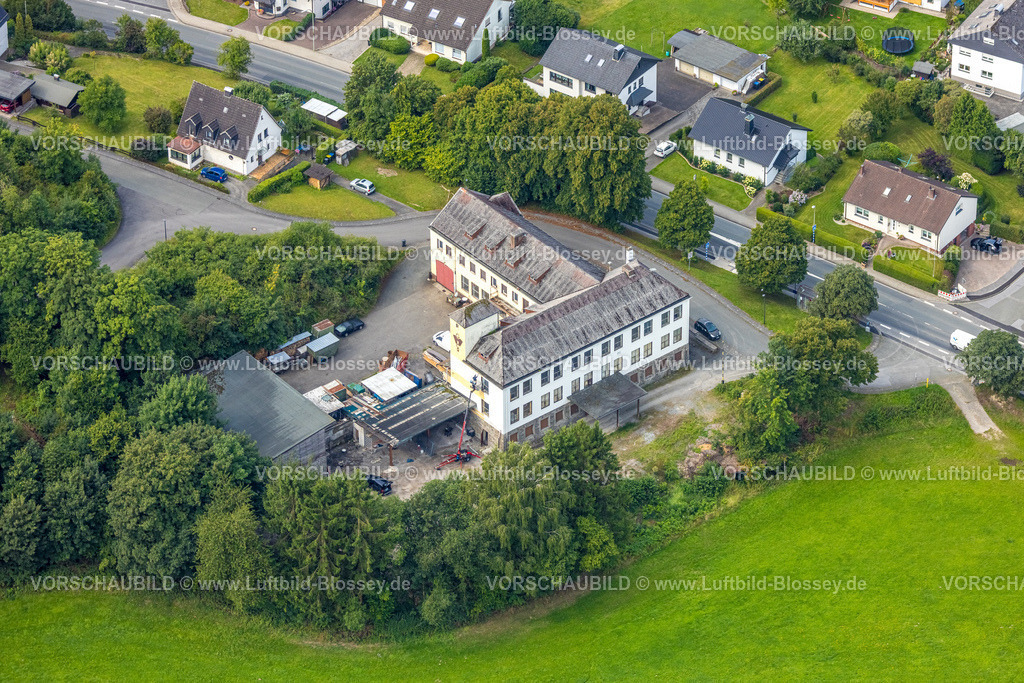 Meschede250807036 | Luftbild, Malerarbeiten am Gebäudekomplex Freienohler Straße 108, Oberer Ebbel, Olpe, Meschede, Sauerland, Nordrhein-Westfalen, Deutschland