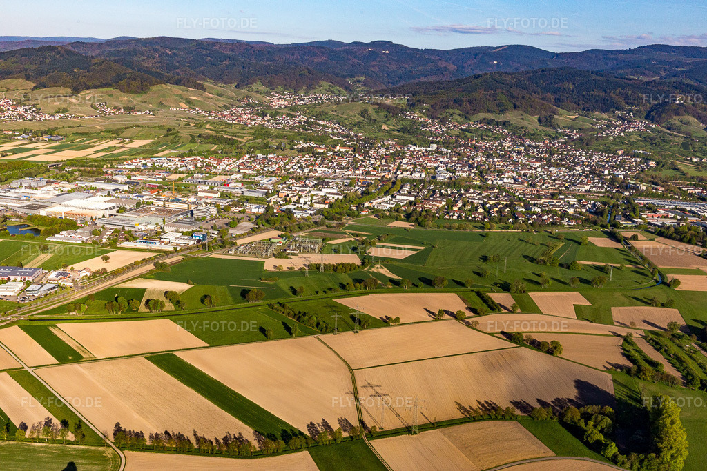 Luftbild: Ortsansicht von Westen in Bühl im Bundesland Baden-Württemberg in Deutschland. Foto: IMG_099113.jpg vom 23.04.2017 durch Werner Riehm/FLY-FOTO.de