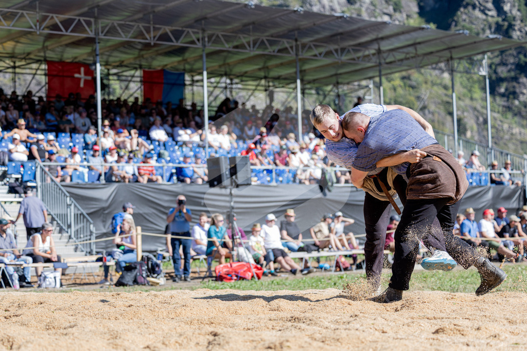 TESSINER2025_05_Gang_1151 | Die Schwinger des Schwyzer Kantonalen Schwingerverbandes: Fotos, die Dynamik und Leidenschaft festhalten, sowie emotionale Momente aus dem traditionellen Schwingsport zeigen. - Realisiert mit Pictrs.com