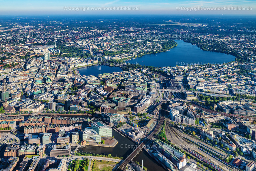 Hamburg_Mitte_Alster_ELS_9832070923 | HAMBURG 20.08.2023 Stadtzentrum im Innenstadtbereich am Ufer der Alster im Ortsteil Altstadt in Hamburg, Deutschland. // The city center in the downtown area on lake side of Alster in the district Altstadt in Hamburg, Germany. Foto: Martin Elsen