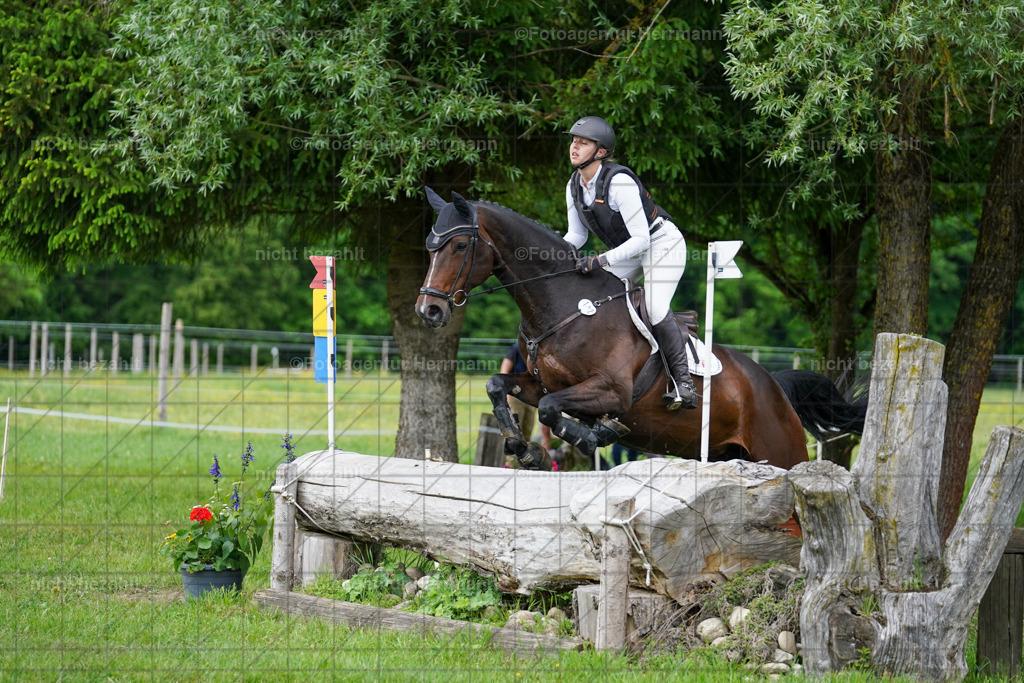 20240518-FAH04225 | Turnierbilder von Niederseon, Turnierfotografen Bayern, Fotoagentur Herrmann, Geländebilder, Reitsportfotografie