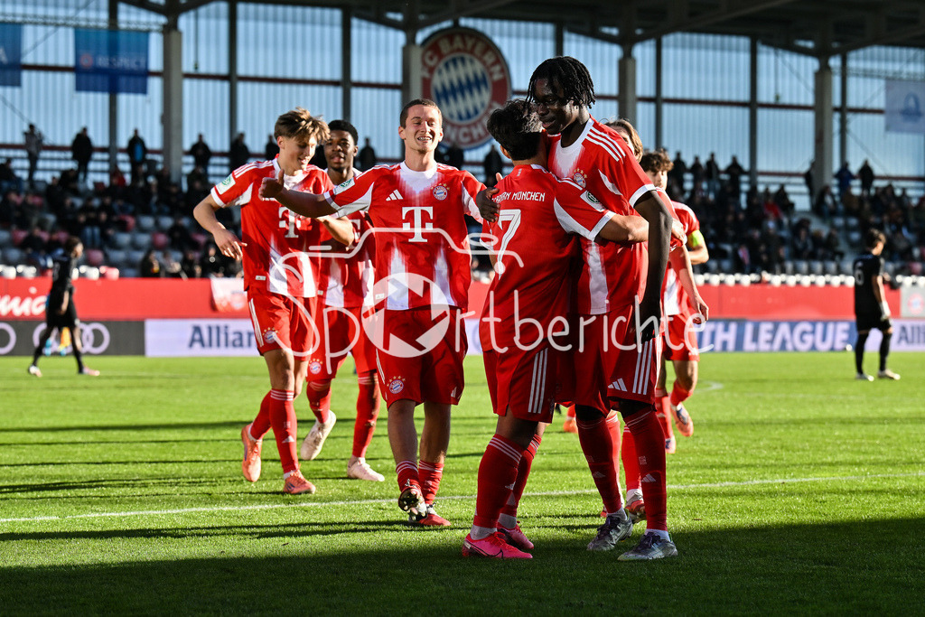 FC Bayern München U19 - Sporting Lissabon U19 | MUNICH, GERMANY - 09. DECEMBER: Jubel der Bayern nach dem Treffer zum 2-0 durch Maycon CARDOZO (FC Bayern München 7) / Tor / Torschuetze / Freude / Happy während dem Match zwischen der U19 des FC Bayern München und der U19 von Sporting Lissabon am 6. Spieltag der UEFA Youth League Ligaphase am FC Bayern Campus