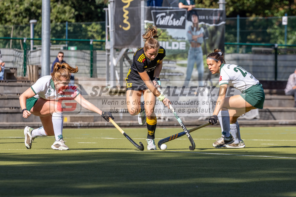 MJ_01.10.2023_F_UHTC-HTHC-11 | Katharina Kiefer (Harvestehuder THC #33), Elena Clococeanu (Uhlenhorst Mülheim #24) &amp; Kim Guyet (Uhlenhorst Mülheim #20), Uhlenhorst Mülheim - Harvestehuder THC am 1.10.2023 im Waldstadion, Mülheim a. d. Ruhr