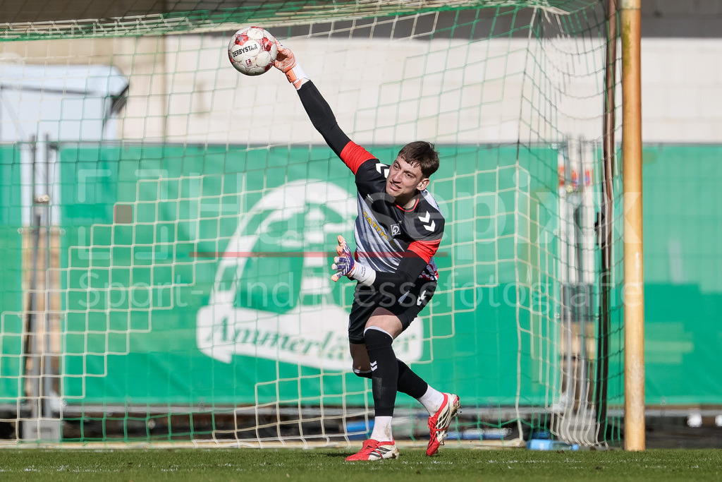 Fussball, Regionalliga Nord, SV Werder Bremen II - HSC Hannover | Stefan Smarkalev (Torhüter, Torwart, SV Werder Bremen II, 1) am Ball, Freisteller, Einzelbild, Ganzkörper, Aktion, Action, Spielszene