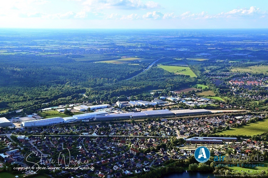 Luftbild Flensburger Strasse - Die Flensburger Straße verläuft durch mehrere Gemeinden in Schleswig-Holstein | Die Flensburger Straße verläuft durch mehrere Gemeinden in Schleswig-Holstein, darunter Flensburg, Schleswig und Grundhof. In Flensburg selbst befinden sich an dieser Straße verschiedene Unternehmen und Dienstleister. Die genaue Lage und Anbieter können je nach Abschnitt der Straße variieren.