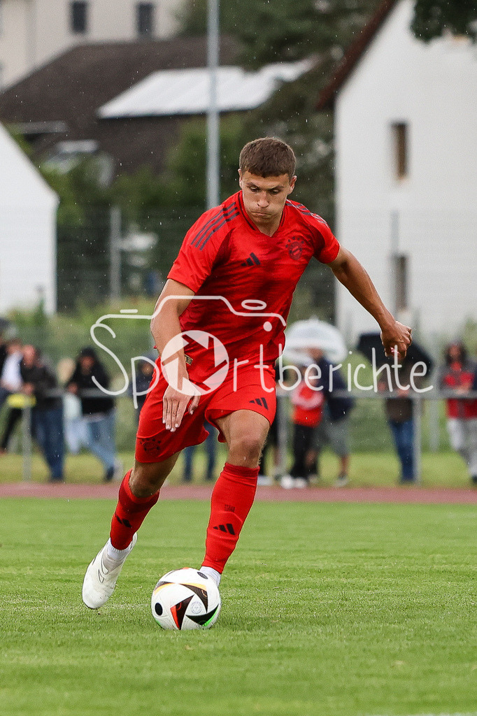 SSV Dillingen - FC Bayern Amateure | beim torschuss Robert EDWARD DEZIEL JR. / Freisteller / Einzelfoto / am Ball