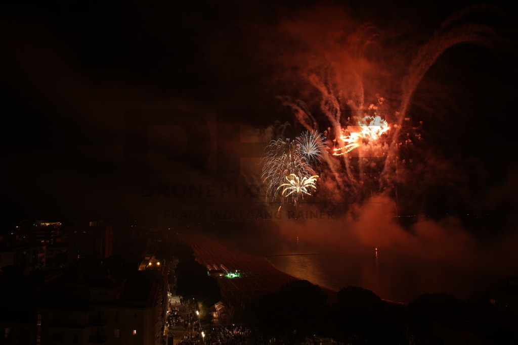 Ferragosto Fireworks in Grado, Italy | GRADO, ITALY, 15.AUG.26 - FIREWORKS - Ferragosto fireworks over the Adriatic Sea in Grado, Italy. Colorful fireworks light up the night sky above the beach, coastline and waterfront during the traditional summer celebration. - Realisiert mit Pictrs.com