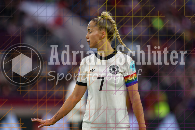 Deutschland vs Frankreich - Halbfinale - UEFA Women's Nations League | Düsseldorf, Deutschland, 24.10.25:   Giulia Gwinn ( Deutschland ) schaut  waehrend des Halbfinals der UEFA Women's Nations League zwischen Deutschland vs Frankreich in der Merkur-Spiel-Arena(Foto von Brauer-Fotoagentur / Adrian Schlueter)