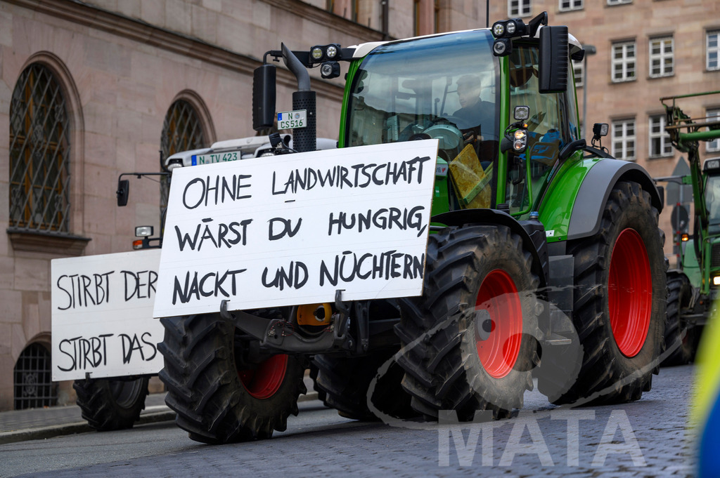 _DWA4239 | Bauerndemo gegen Agrarpolitik der Bundesregierung  auf dem Straße Obstmarkt und Hauptmarkt . Nürnberg, 08.01.2024 - Realisiert mit Pictrs.com