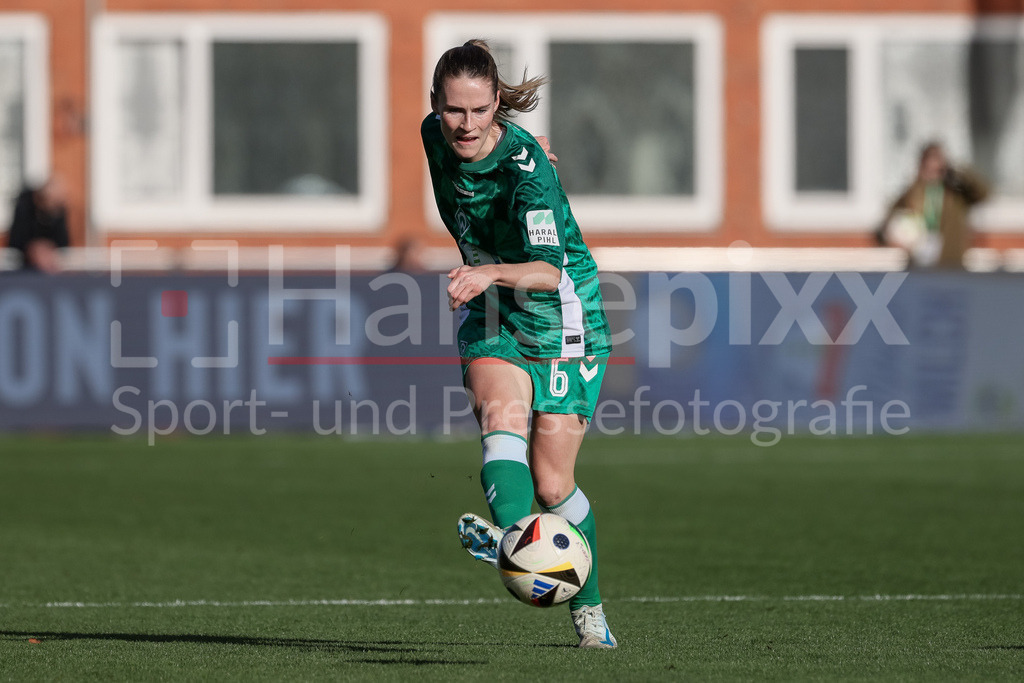 Fussball, Google Pixel Frauen-Bundesliga, SV Werder Bremen - SGS Essen | v.li.: Reena Wichmann (SV Werder Bremen, 6) am Ball, Freisteller, Einzelbild, Ganzkörper, Aktion, Action, Spielszene, DIE DFB-RICHTLINIEN UNTERSAGEN JEGLICHE NUTZUNG VON FOTOS ALS SEQUENZBILDER UND/ODER VIDEOÄHNLICHE FOTOSTRECKEN. DFB REGULATIONS PROHIBIT ANY USE OF PHOTOGRAPHS AS IMAGE SEQUENCES AND/OR QUASI-VIDEO.
