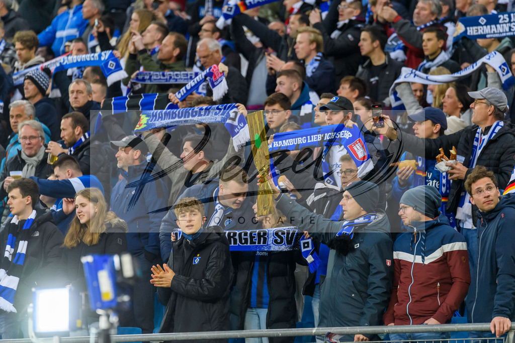 HSVSCF20220419_421 | Fussball, Herren: . Fans von Hamburger SV beim DFB-Pokal-Halbfinalspiel zwischen Hamburger SV und SC Freiburg im Volksparkstadion am 19.04.2022 in Hamburg, Deutschland.DFB / DFL REGULATIONS PROHIBIT ANY USE OF PHOTOGRAPHS AS IMAGE SEQUENCES AND/OR QUASI-VIDEO. - Realisiert mit Pictrs.com