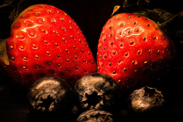 Erdbeeren und Blaubeeren | Erdbeeren und Blaubeeren vor schwarzem Hintergrund - Realisiert mit Pictrs.com