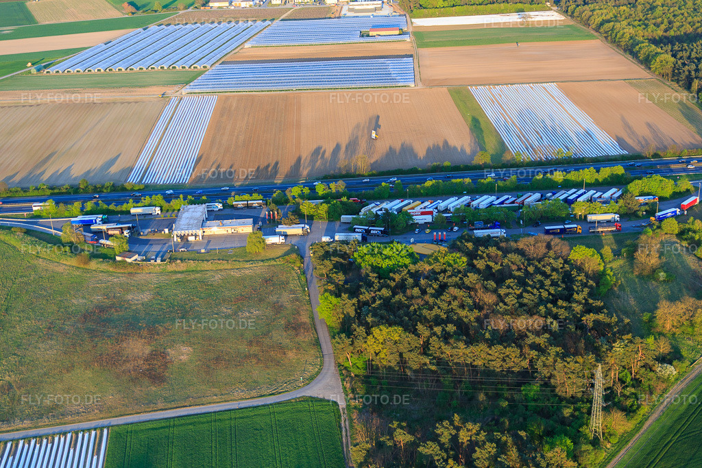 Luftbild: Serways Raststätte Alsbach West an der A5 im Ortsteil Sandwiese in Alsbach-Hähnlein im Bundesland Hessen in Deutschland. – Foto: IMG_077768.jpg vom 23.04.2015 durch Werner Riehm/FLY-FOTO.de – Auflösung des Originals: 5472 x 3648 px – Alsbach West - Serways.de
